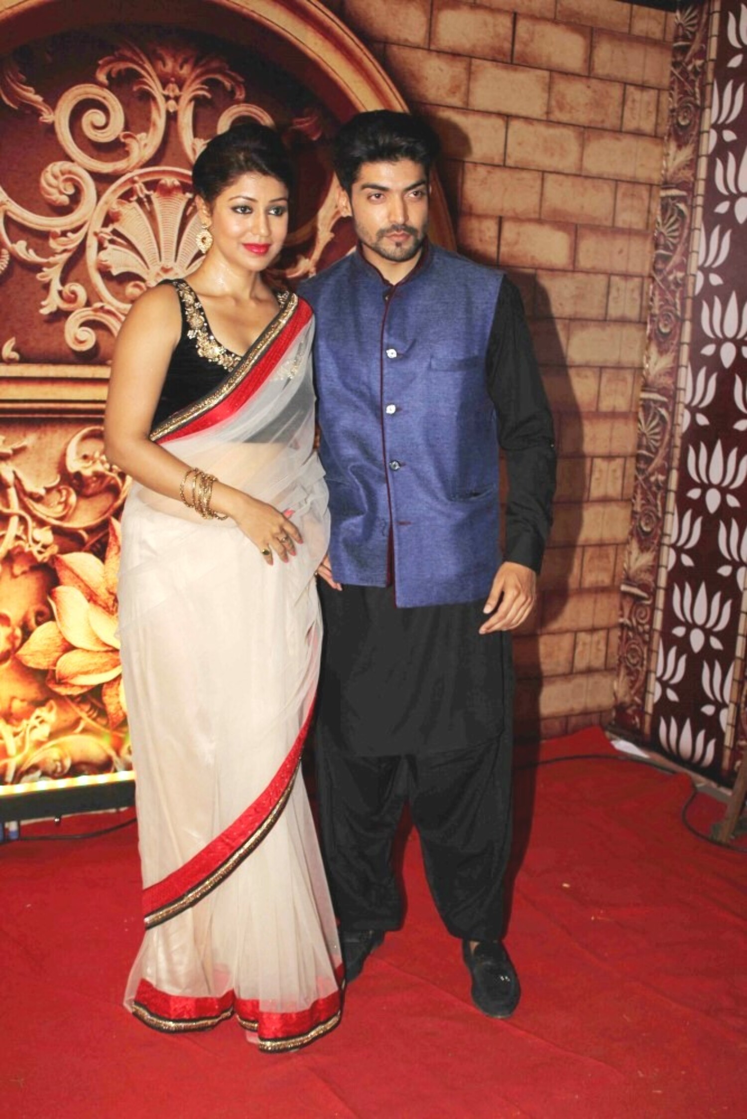 Gurmeet Choudhary with wife Debina at Zee Rishtey Awards 2014 : rediff