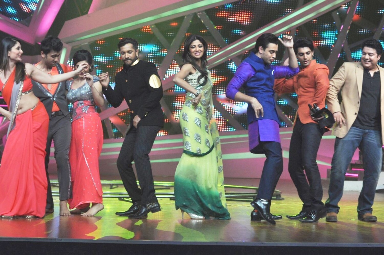 Kareena Kapoor Khan Shilpa Shetty Imran Khan Dancing Promoting Film 