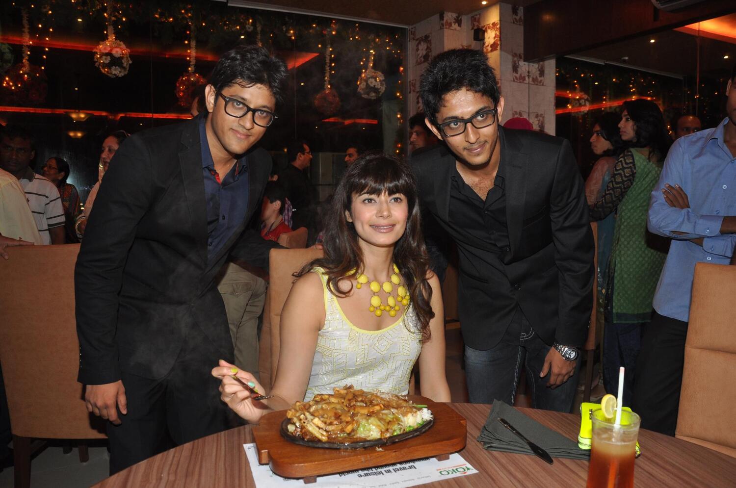  - 2ybw0t1mkfke97ca.D.0.Pooja-Batra-with-Ovais-and-Uzair-Qureshi-at-the-launch-of-YOKO-Sizzlers-restaurant-in-Navi-Mumbai--1-