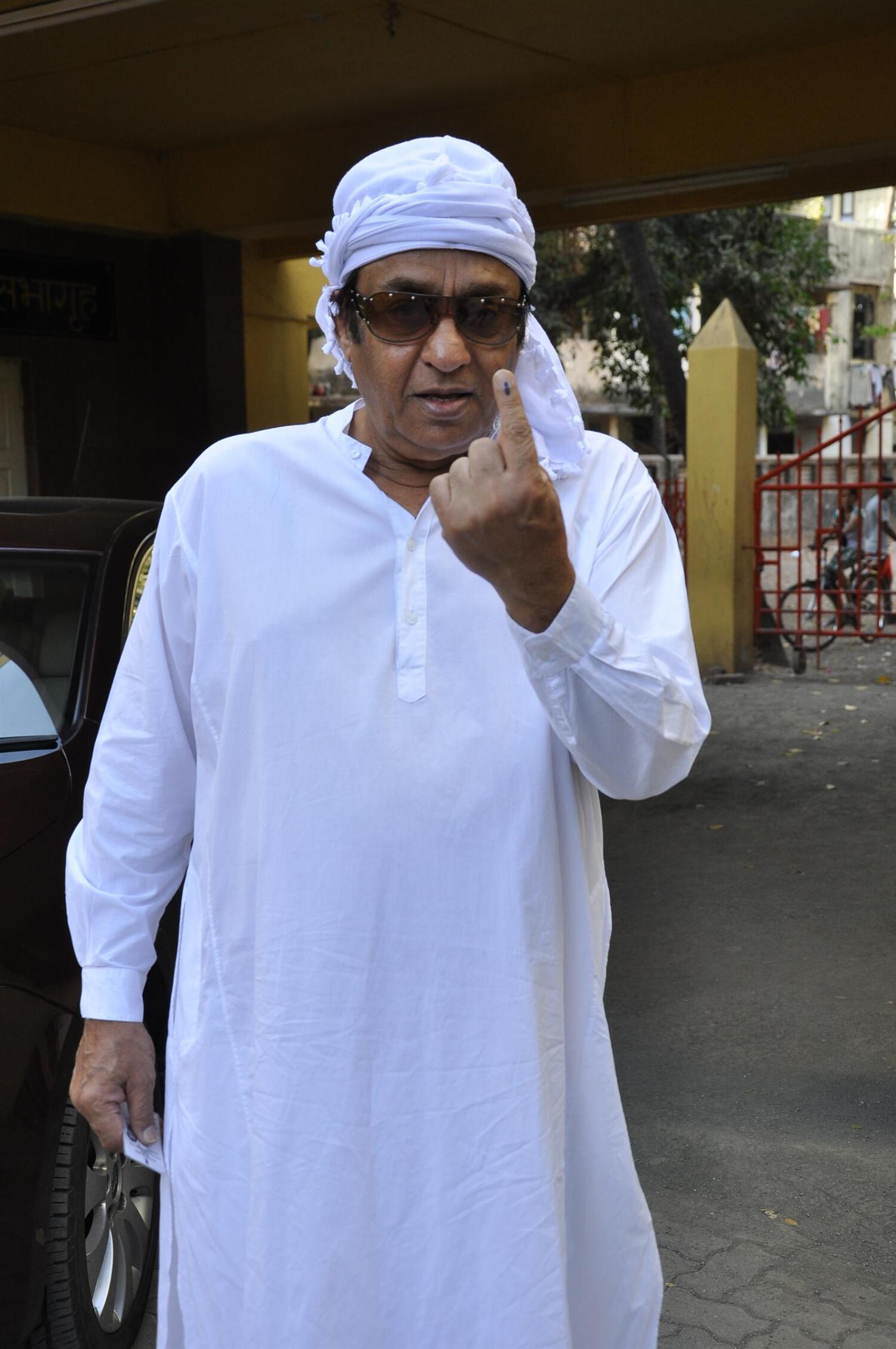 Bollywood villain Ranjeet posing after voting for Mumbai BMC Elections