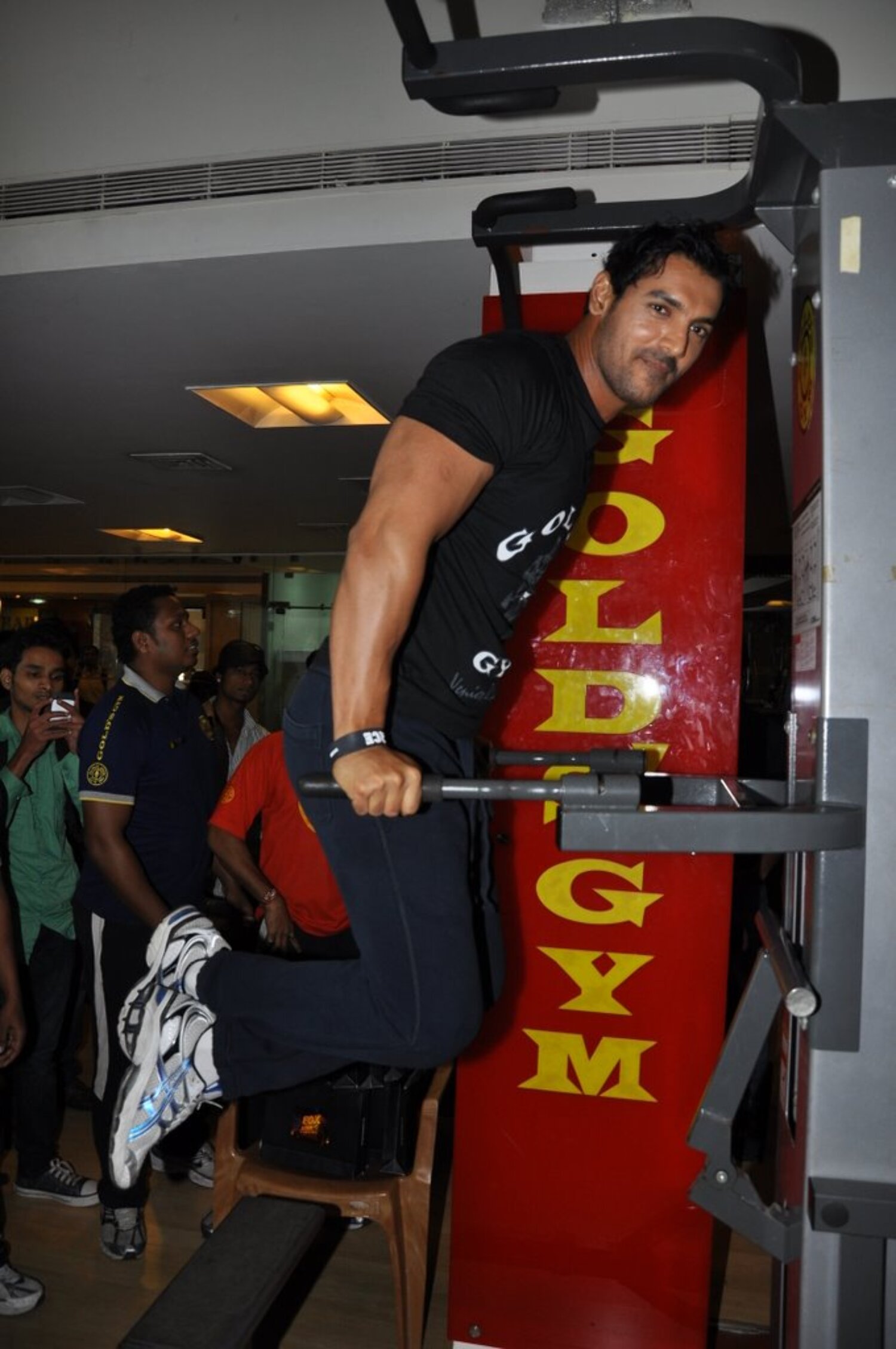 John Abraham working out in the gym 1 : rediff bollywood photos - photo