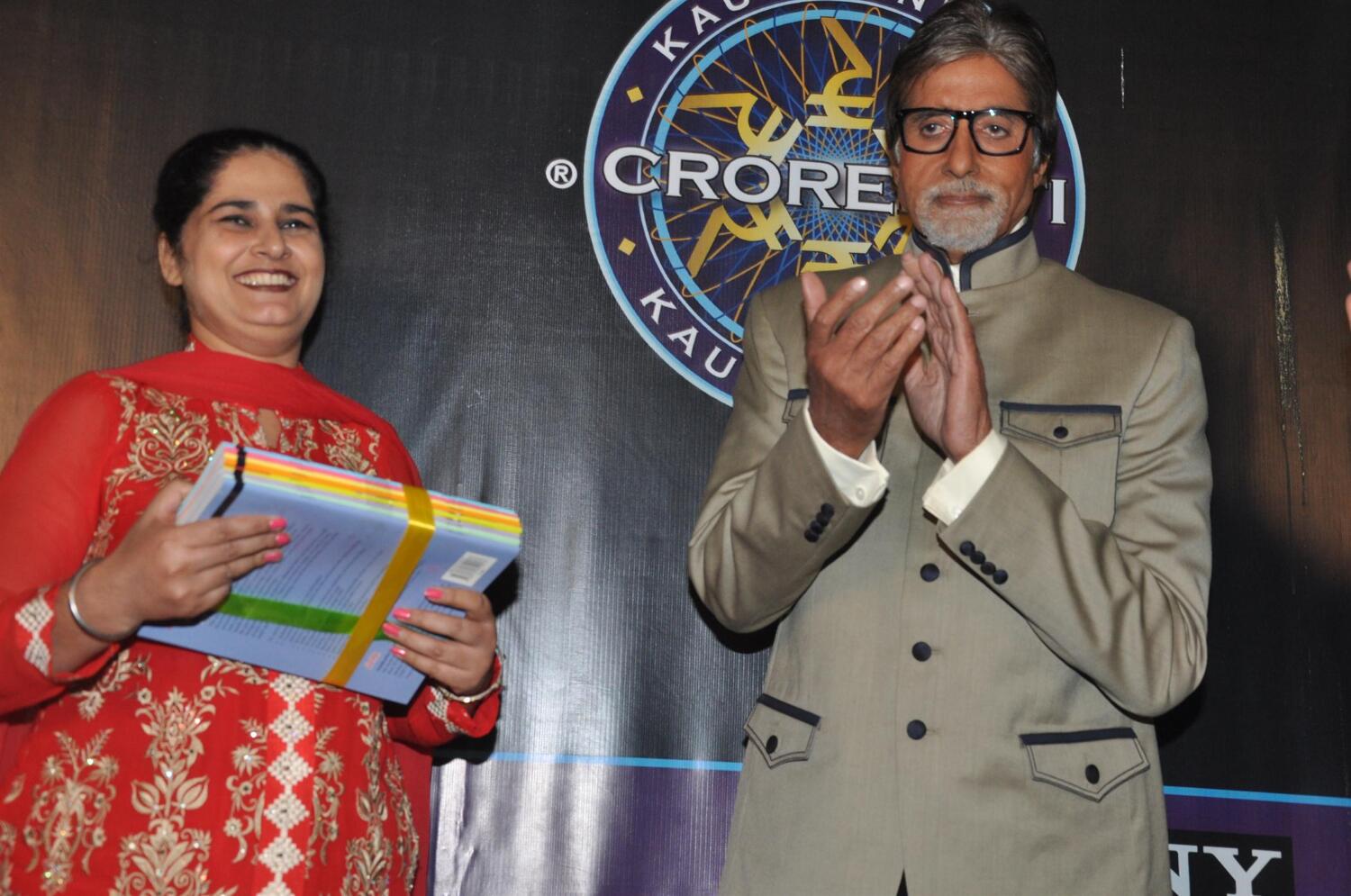 Amitabh Bachchan with winner of Rs 5 crore Sunmeet Kaur on sets of Kaun