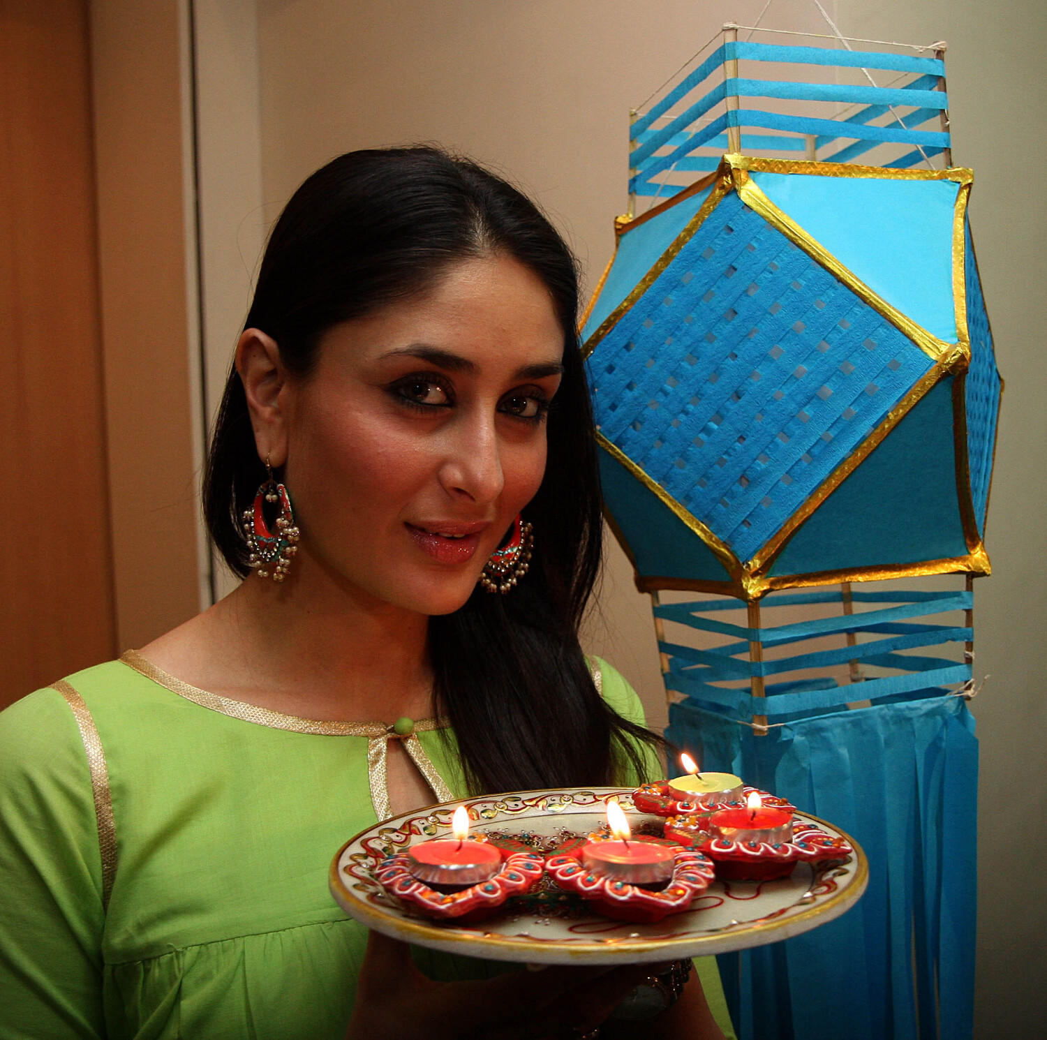  - 8u87e3yqazg4npc6.D.0.Kareena-Kapoor-posing-with-Diwali-lantern-and-diya-thali--6-