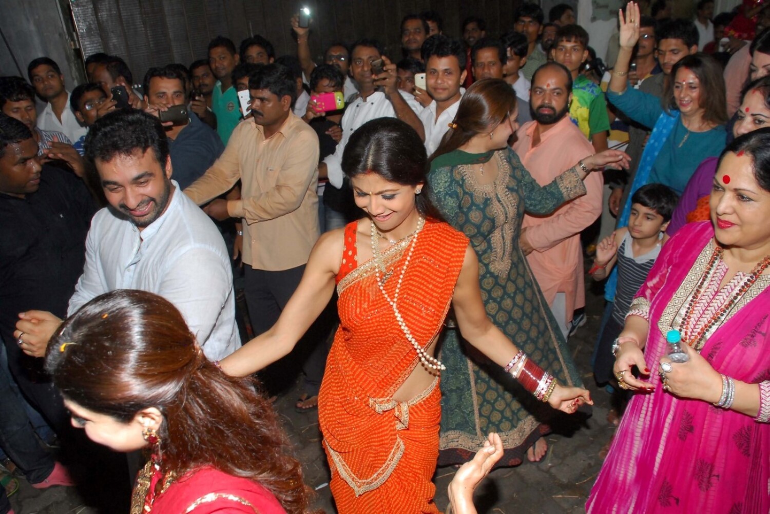 Shilpa Shetty with husband Raj Kundra dancing at her Ganesh idol