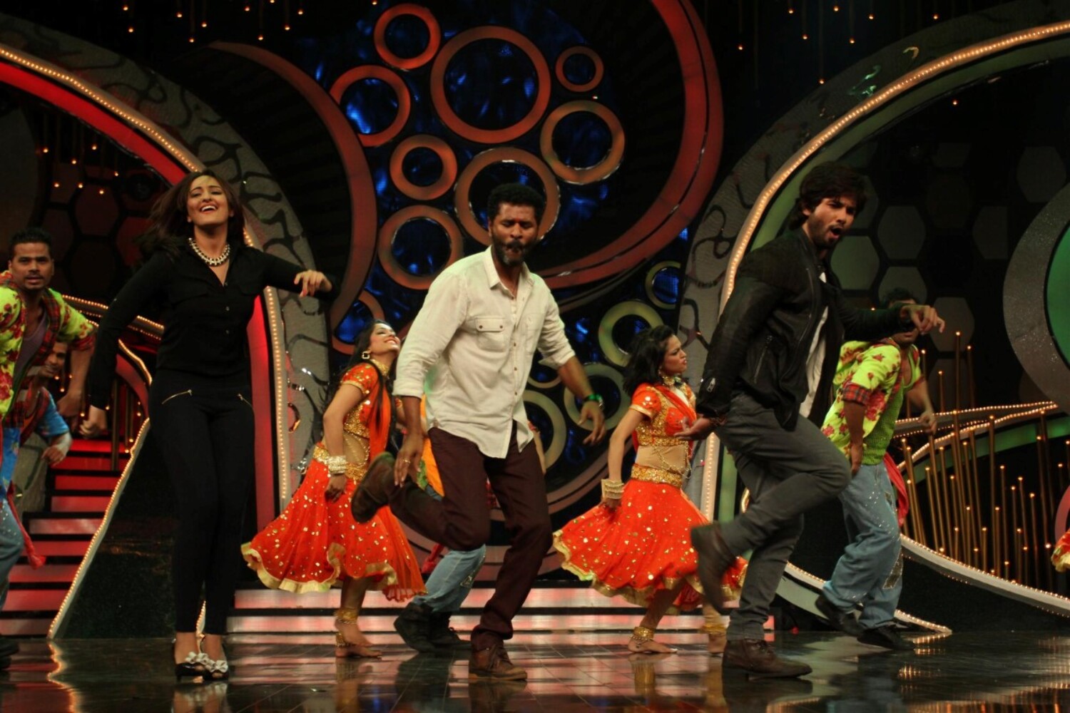 Shahid Kapoor Sonakshi Sinha Prabhu Deva Dancing On The Sets Of DID ...