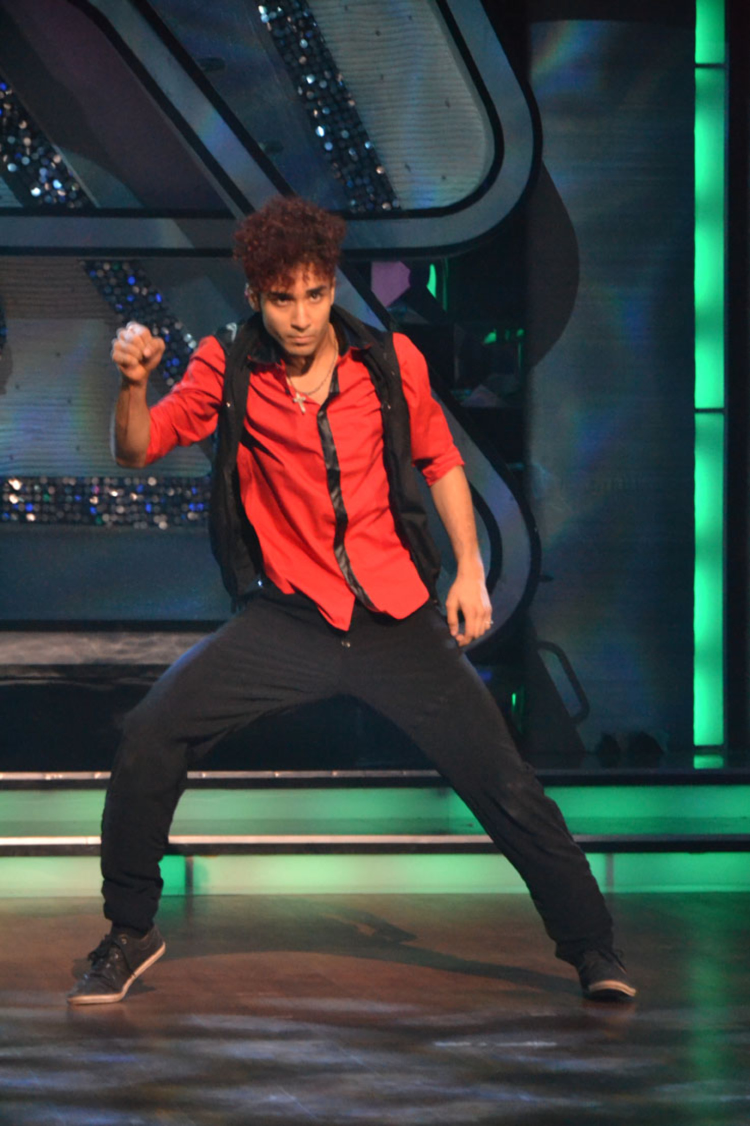 Dance contestants performing at Dance India Dance Season 3 sets in