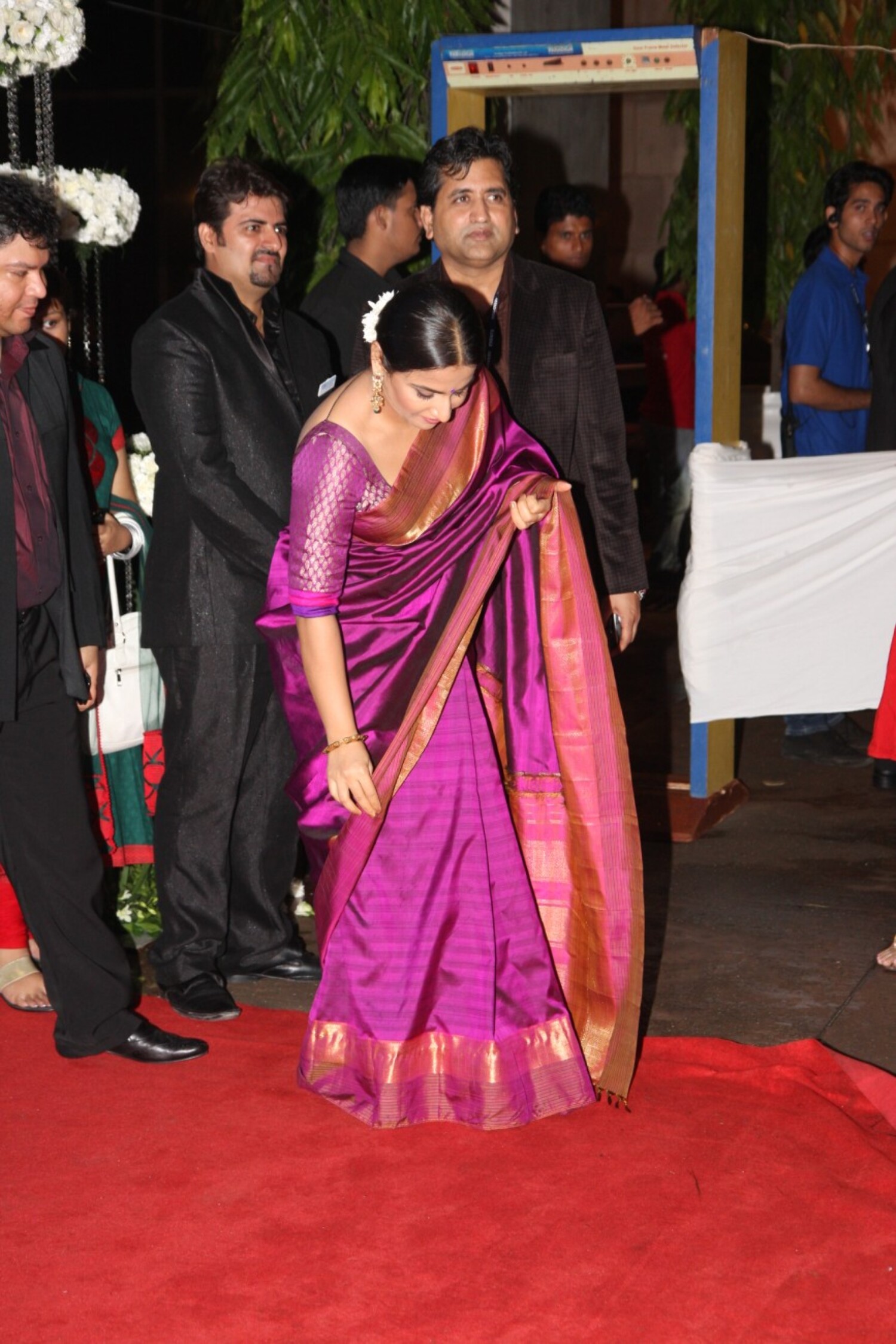 Vidya Balan Adjusting Her Kanjivaram Saree At Wedding Reception Of