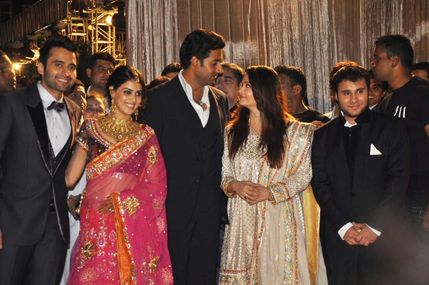  - u1hl77lb561mrm0i.D.0.Aishwarya-Rai-Bachchan-and-Abhishek-Bachchan-sharing-a-romantic-glance-at-the-wedding-reception-of-Dheeraj-Deshmukh-and-Honey-Bhagnani-in-Mumbai