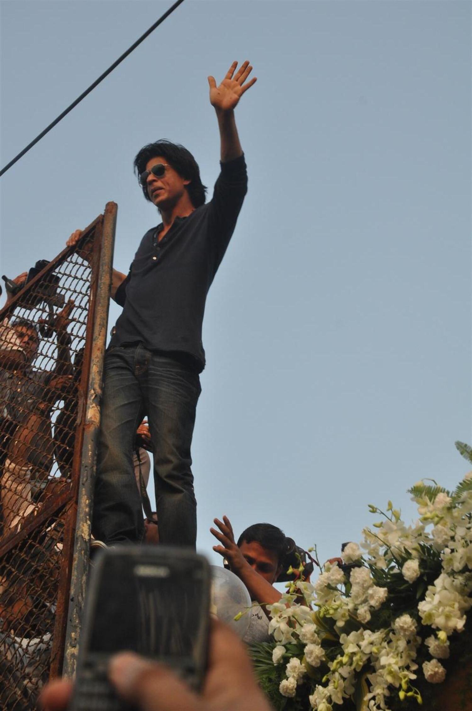 Shah Rukh Khan Waving At His Fans Atop His Villa Mannat Terrace On His ...