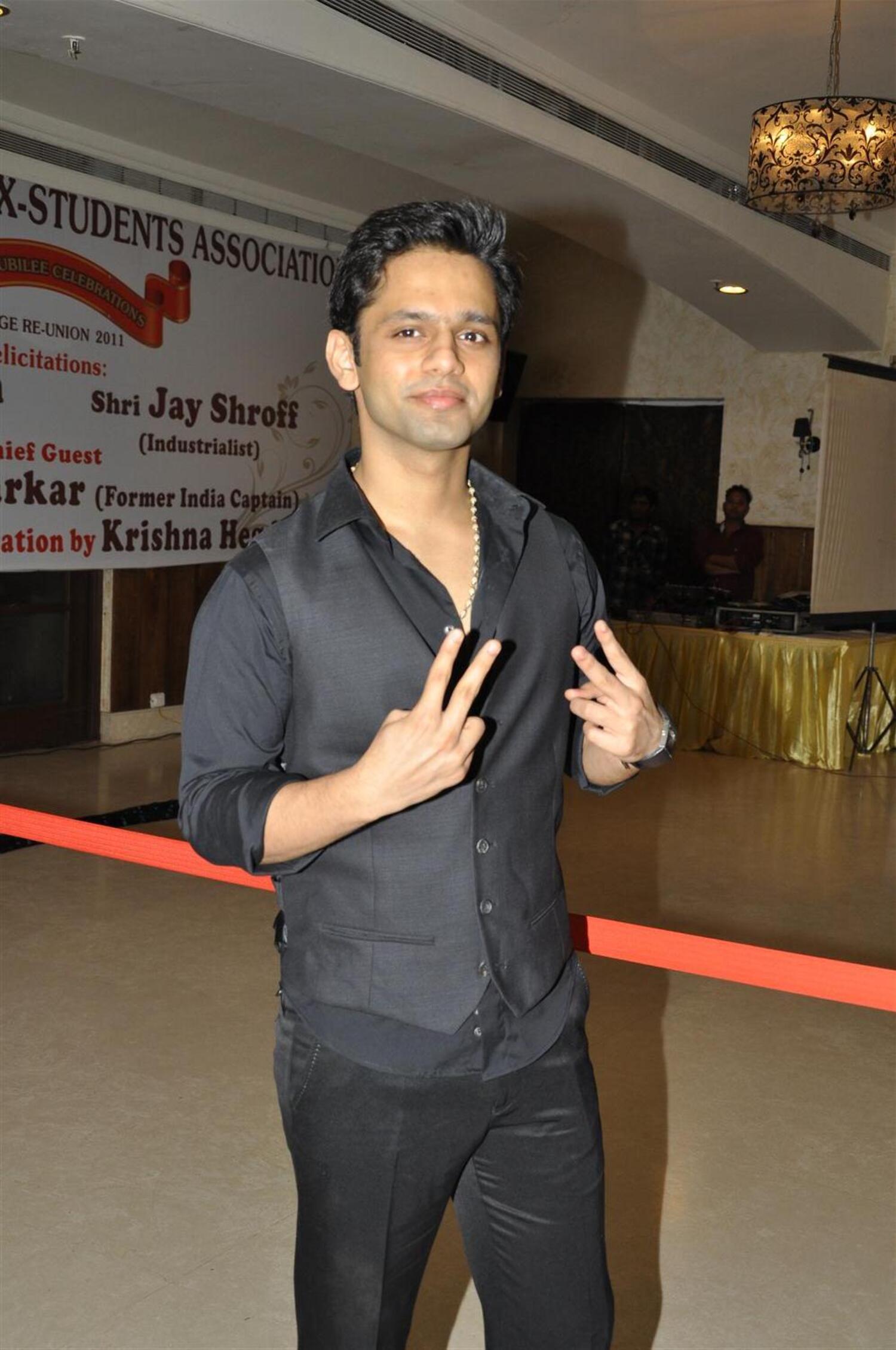 Indian Idol fame singer Rahul Vaidya posing for photographers 1