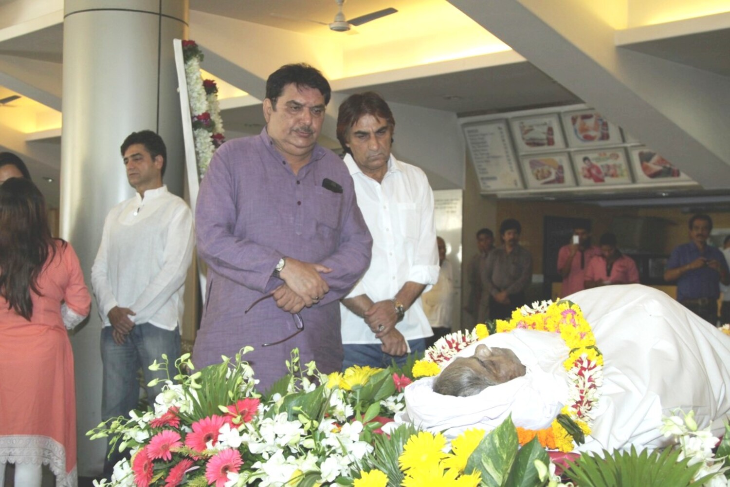 Raza Murad pays last respect to late actor Sadashiv Amrapurkar in