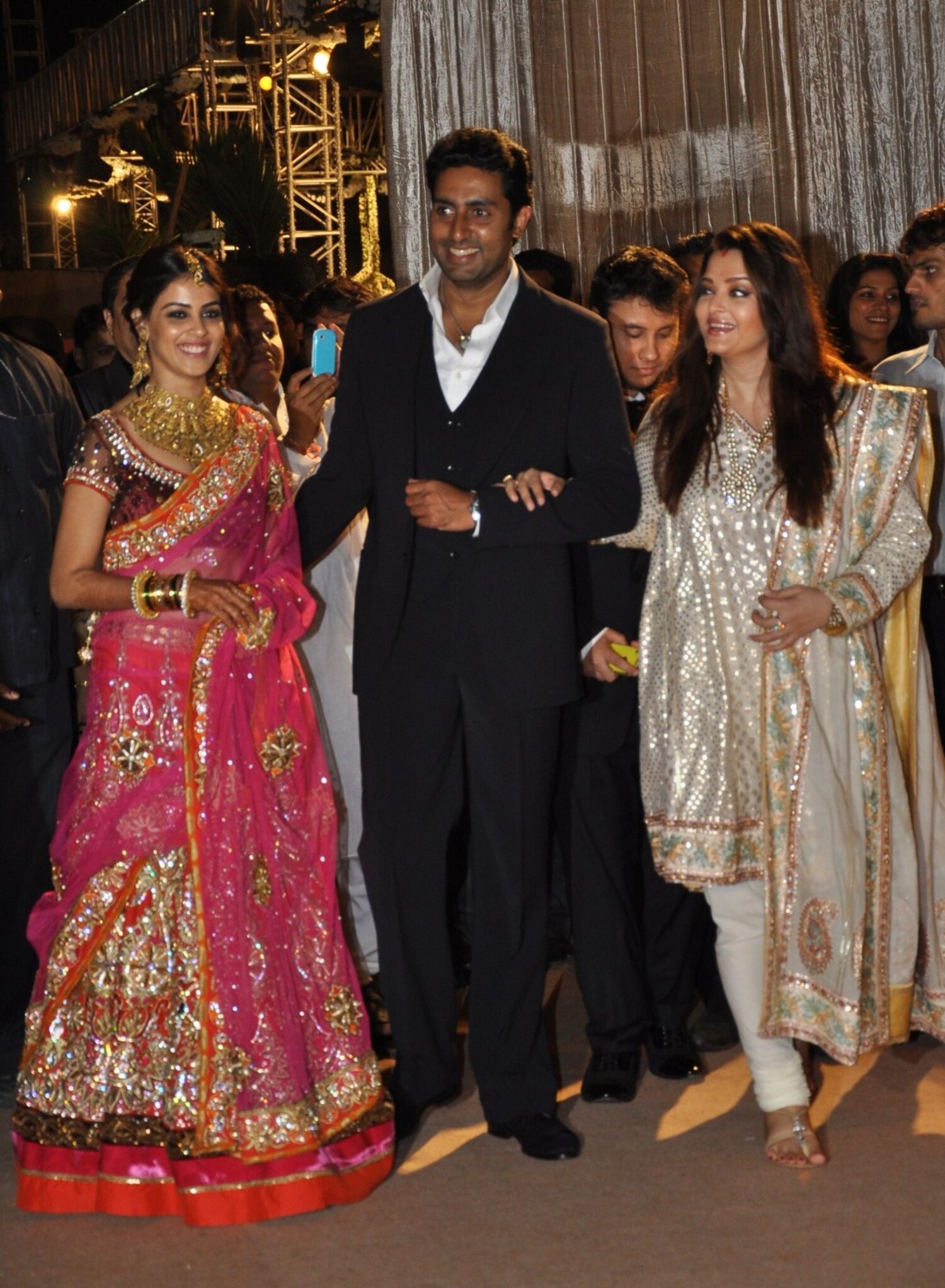 Genelia posing Aishwarya Rai Bachchan and Abhishek Bachchan at the