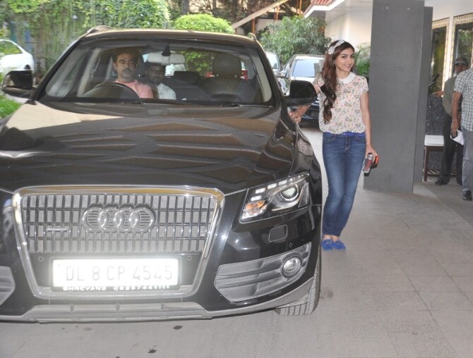soha ali khan snapped with her audi q7 at hotel sun n sand-photo2