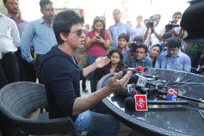 shah rukh khan holds press conference about the wankhede stadium mca controversy brawl at his villa mannat in mumbai-photo12