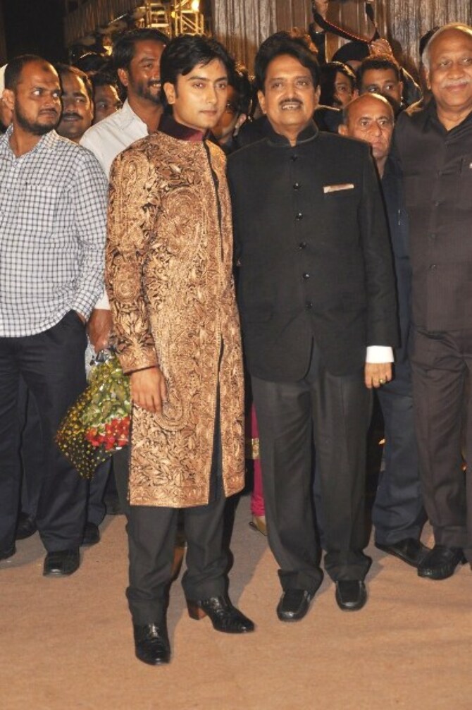  - w5hlsxes35nrclf5.D.0.Union-Minister-Vilasrao-Deshmukh-with-his-son-Dheeraj-Deshmukh-at-the-wedding-reception-of-Dheeraj-Deshmukh-in-Mumbai--1-