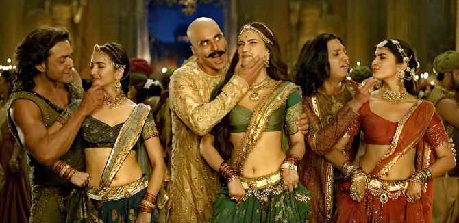 kriti sanon photos housefull 4 movie-photo7