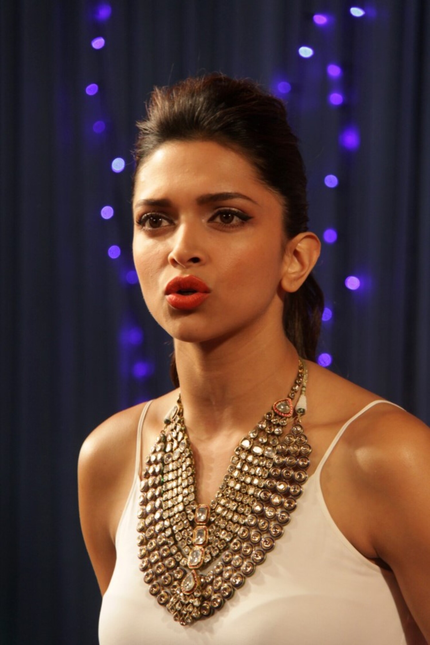 Deepika Padukone at BIG STAR ENTERTAINMENT AWARDS 2013 in Mumbai 4 ...