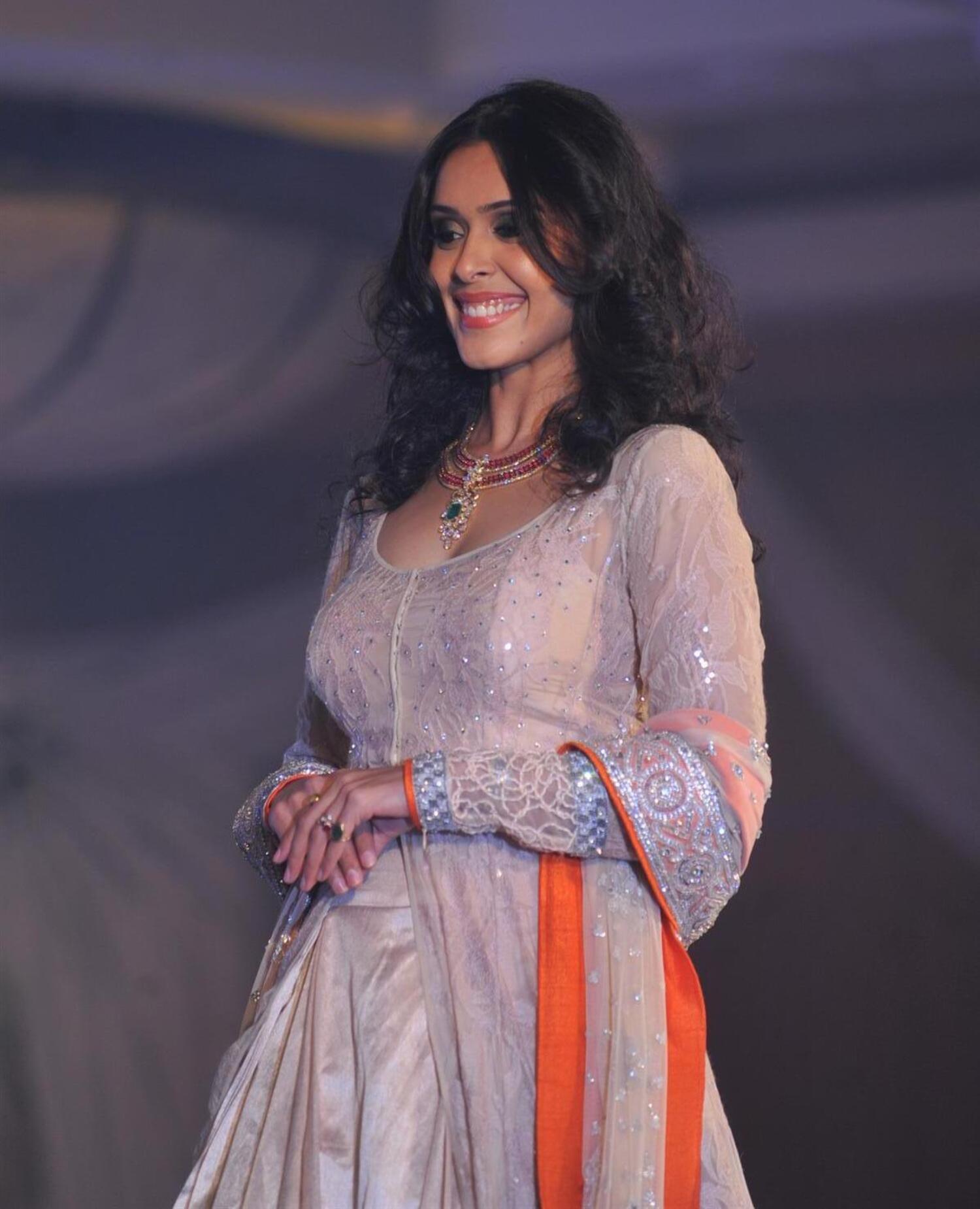 Hrishita Bhatt walking the ramp at Shehnai 2013 for designer Neeta ...