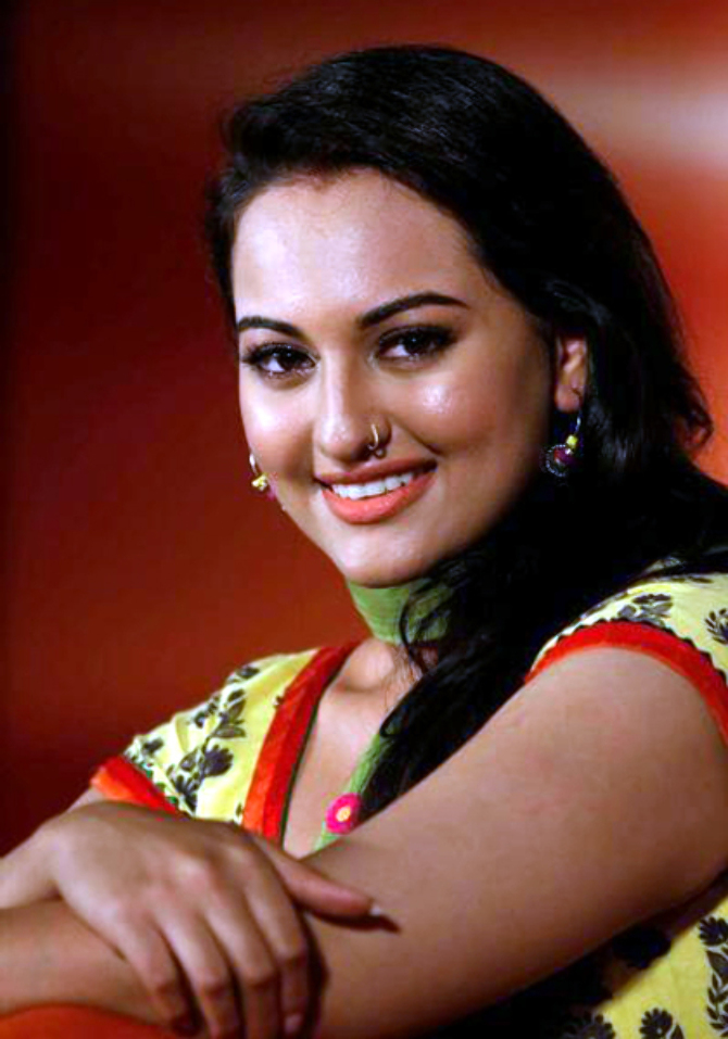 Sonakshi Sinha at film ROWDY RATHORE first look launch photo : sonakshi ...